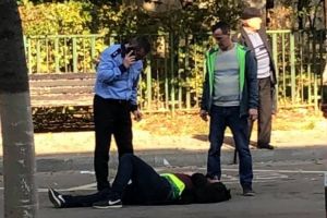 FOTO Bărbat prăbuşit în stradă, printre maşini, la Botoşani. A fost dus de urgenţă la spital