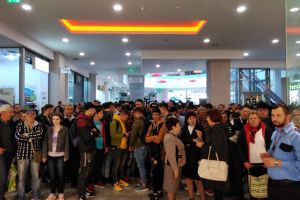 FOTO! Sute de tineri din Botoşani s-au călcat în picioare pentru un loc de muncă. Ministrul Muncii, prezent la Bursa locurilor de muncă