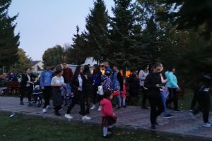 FOTO Sute de tineri din Botoşani participă la manifestarea ”Tânărul botoşănean”, organizată de Protopopiatul Botoşani. Marş, vineri seară