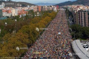 Raniti si arestati: Protest masiv la Barcelona. Peste o jumatate de million de demonstranti