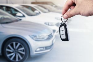 Închirierile de maşini, de la agenţii fizice la website-uri cu rezervări online