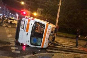 Foto| Accident GRAV, cu o ambulanţă răsturnată, în care au fost rănite 6 persoane în Cluj Napoca
