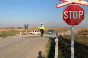 Şofer de autobuz, lăsat fără permis pentru că nu a oprit la trecerea la nivel cu calea ...