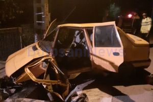 FOTO Accident grav! O persoană a rămas încarcerată, după ce a intrat cu maşina într-un podeţ