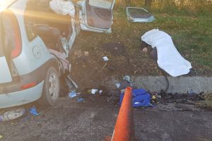 FOTO Tragedie rutieră! Două persoane au murit după impactul dintre două maşini.  Ac oprit la 140 km/h