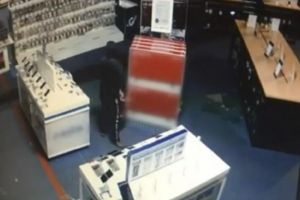 Mai multe magazine de electronice din Braşov, calcate de hoţi. Tinerii au furat telefoane mobile de zeci de mii de lei