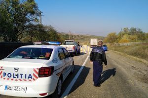 FOTO! Circulaţie îngreunată pe un drum din judeţul Botoşani. Tone de cereale, împrăştiate pe carosabil
