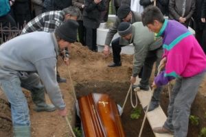 Un preot a lăsat mortul lângă groapă pentru că rudele nu aveau bani