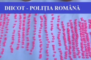 DIICOT: Barbat retinut pentru trafic de droguri de mare risc. Ce s-a descoperit in urma perchezitiilor domiciliare (galerie foto) 
