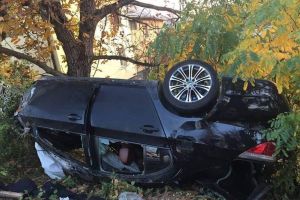 FOTO Un tânăr de 22 de ani a murit, în BMW-ul făcut zob, când făcea liniuţe cu un prieten