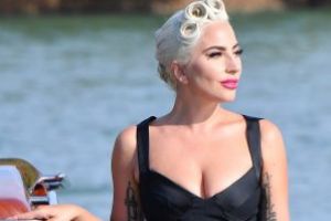 Lady Gaga a cazut de pe scena in timp ce dansa cu un fan