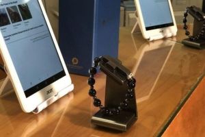 Brăţara care se activează când îţi faci cruce, lansată de Vatican