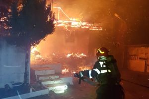 Acoperiş în flăcări la Şeica Mare – Intervin pompierii