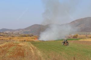 Arderea miriştilor, interzisă teoretic, practic permisă. Nu e câmp fără foc aprins