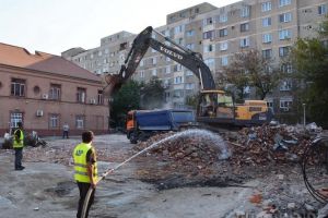 Adio, Piaţa Mare! Clădirile celei mai cunoscute pieţe din Oradea intră în demolare (FOTO / VIDEO)