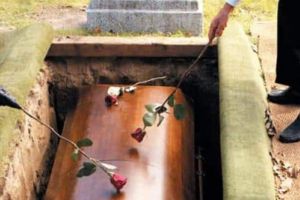 Un preot a lăsat mortul lângă groapă pentru că rudele nu au avut 1.100 de lei, tariful lui de înmormântare