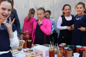 FOTO: Bunătăţi din ”cămara bunicii”, la Gimnaziul ”Alexandru Ioan Cuza”