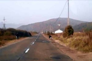 VIDEO ȘTIREA TA: „Amatori” de senzaţii tari, mai mulţi tineri au „blocat” drumul dintre Șard şi Ampoiţa cu o sfoară, în timp ce treceau maşini