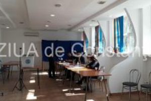 Alegerile parlamentare noi: Cetatenii Republicii Moldova, asteptati, azi, la sectia de votare din incinta Universitatii Ovidius din Constanta  (galerie foto)