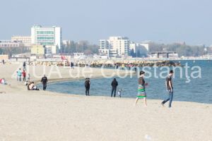 Fotoreportaj: Zi cu soare in Constanta. Zeci de persoane, la plimbare pe plajele din Mamaia (galerie foto)