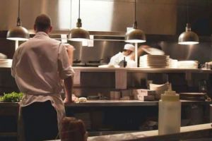 În România, condiţiile de muncă sunt asemănătoare cu cele din Nigeria sau Pakistan. Cel mai des încălcat drept al angajaţilor, prelungirea ilegală a programului de muncă