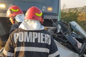 2 morţi într-un accident la Săteni. Săgeata Albastră a spulberat o maşină
