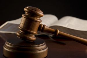 15 persoane din Dăroaia – Roşia Montană, trimise în judecată pentru distrugere şi furt de materiale de construcţie din fosta uzină de la Gura Roşiei