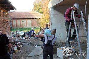 Voluntarii pregătesc a treia intervenţie la casa Ionelei, mama cu patru copii din Timiş