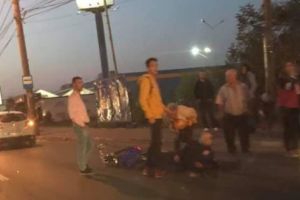 Lovit pe trecerea de pietoni, a dat cu capul de asfalt