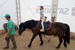 Concert caritabil pentru Aicha, fetiţa de 11 ani din Timişoara care luptă să meargă şi să vorbească