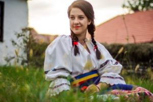 INTERVIU cu Roxana Varodi: ”Folclorul a fost o parte esenţială a copilăriei mele!”