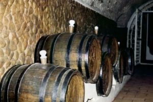 Doi oameni au murit, iar alţi trei sunt răniţi din cauza aburilor de vin dintr-un beci din Bacău