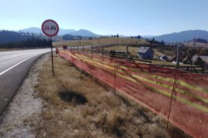 Pasul Tihuţa, ceva mai protejat de viscol. S-au montat parazăpezi