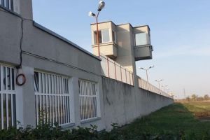 Poliţist găsit împuşcat în Penitenciarul Arad