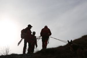 Alertă în Munţii Bucegi: Zece copii şi şase adulţi blocaţi pe un traseu extrem de dificil