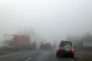 Ceaţa densă şi carosabilul umed periclitează traficul