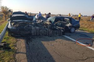 Cinci persoane au fost rănite în urma unui accident cu trei autoturisme implicate