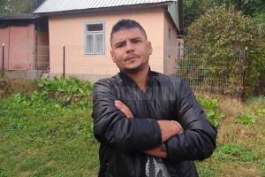 Bărbatul care şi-a fotografiat fiul cu ştreangul de gât a călcat din nou în picioare ...