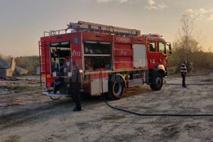 Incendiu de vegetaţie, extins la construcţii, în Dărmăneşti