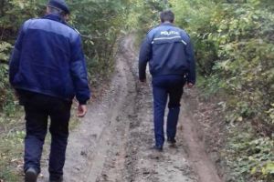 Bărbat rătăcit în pădure, găsit teafăr de poliţişti