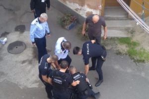 Tâlhărie în plină stradă! Un arădean a fost lovit şi jefuit