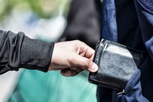 Un bărbat din Valea lui Mihai a fost atacat pe stradă şi jefuit de 1.100 euro şi 300 lei