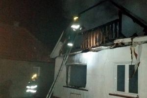 Pericolul din coşul de fum: O casă din satul Bogei a luat foc, din cauza unei defecţiuni la horn (FOTO)