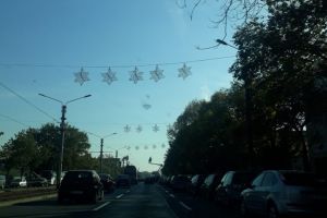 Când afară e VARĂ, în Arad se pun decoraţiuni de CRĂCIUN