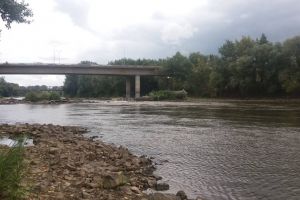 Bebeluş (4 luni) abandonat de tată pe malul Someşului din Satu Mare