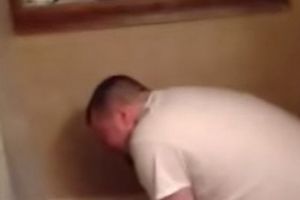 Femeia şocată de ce făcea soţul ei în baie. A filmat totul!