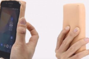 VIDEO Husa pentru telefon din piele artificială – Reacţionează la atingeri