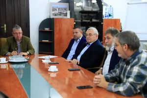 Mini-proiecte, mega-orgolii: Consiliul Judeţean ceartă PNL fiindcă primarul din Aleşd „vrea să îşi asume” meritul semnării contractului pentru un complex sportiv