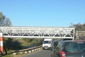 FOTO Încă un viteaz s-a înfipt cu duba sub podul de pe Viitorului