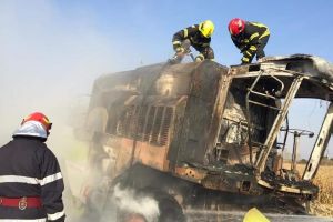 FOTO/VIDEO. Combină cuprinsă de flăcări în judeţul Satu Mare. De la ce a pornit incendiul